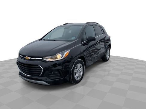 Used 2020 Chevrolet Trax LT w/ Sun & Sound Package image 6