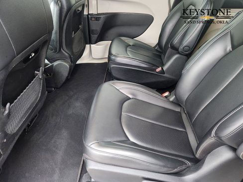 Used 2022 Chrysler Pacifica Touring-L image 30