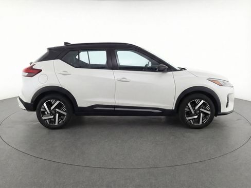Used 2025 Nissan Kicks SV image 11
