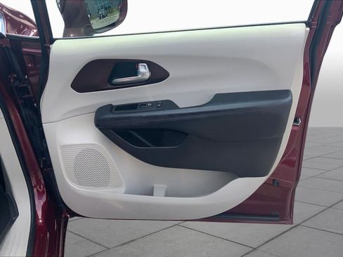 Used 2017 Chrysler Pacifica Limited w/ UConnect Theater Package FWD image 23