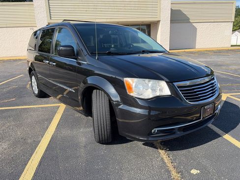 Used 2015 Chrysler Town & Country Touring w/ Driver Convenience Group FWD image 14