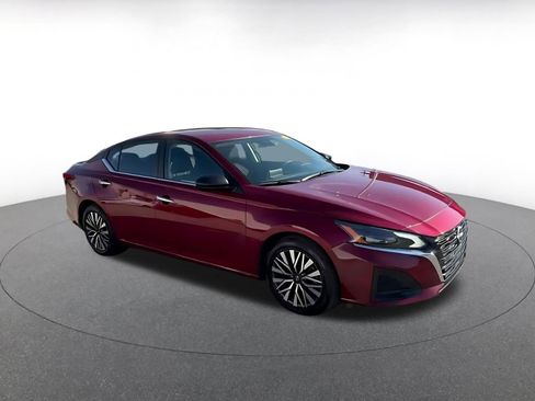 Used 2025 Nissan Altima 2.5 SV image 1