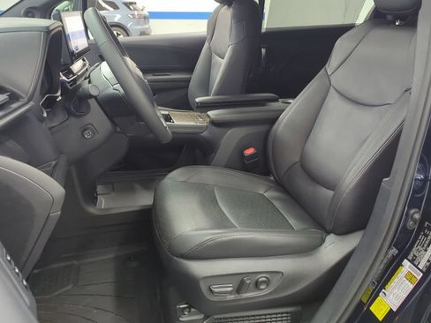 Used 2026 Toyota Sienna Platinum AWD/4WD image 9