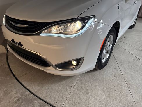 Used 2018 Chrysler Pacifica Touring Plus image 32