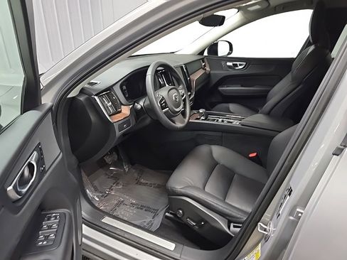 Used 2023 Volvo XC60 B5 Plus image 30