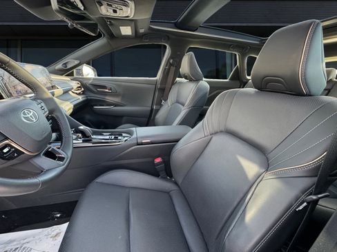 Used 2025 Toyota Crown Signia Limited image 2