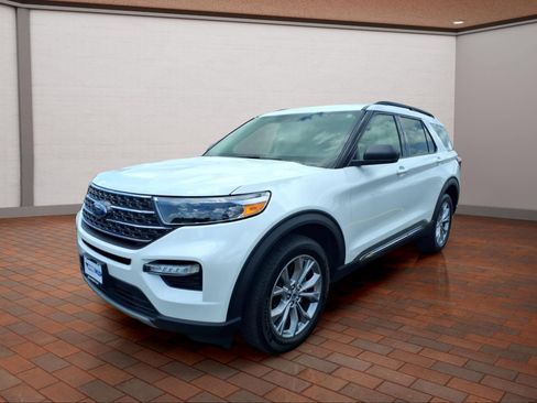 Used 2023 Ford Explorer XLT w/ Equipment Group 202A AWD/4WD image 4