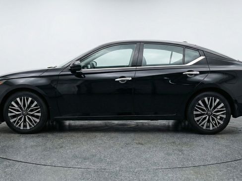 Used 2025 Nissan Altima 2.5 SV FWD image 5