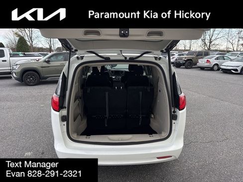 Used 2023 Chrysler Voyager LX image 10