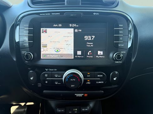 Used 2018 Kia Soul ! w/ Tech Package FWD image 17
