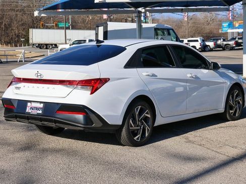 Used 2025 Hyundai Elantra SEL image 3