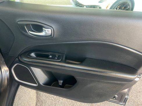 Used 2018 Jeep Compass Latitude w/ Cold Weather Group AWD/4WD image 21
