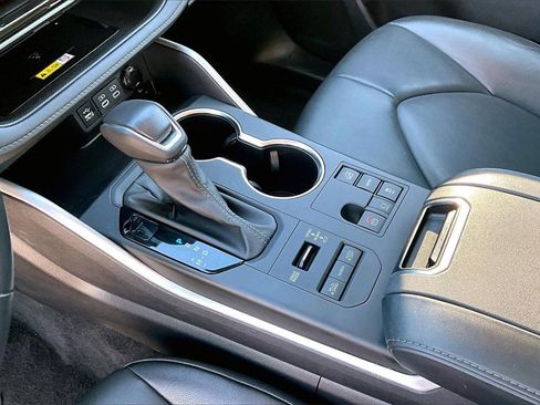 Used 2024 Toyota Highlander XLE image 15