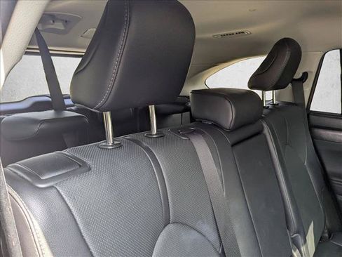 Used 2023 Toyota Highlander Limited FWD image 16