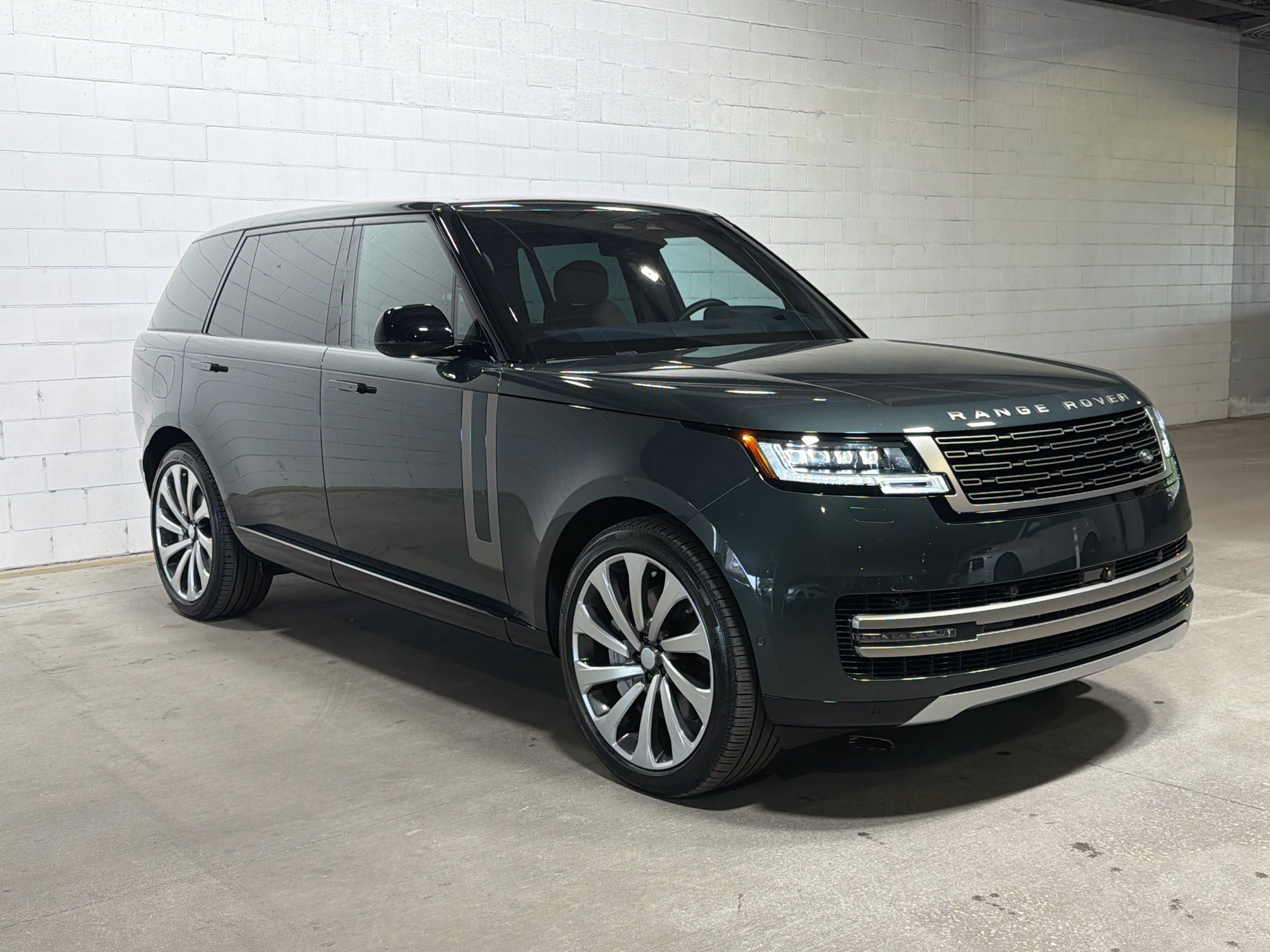 Used 2025 Land Rover Range Rover Long Wheelbase SE AWD/4WD image 6