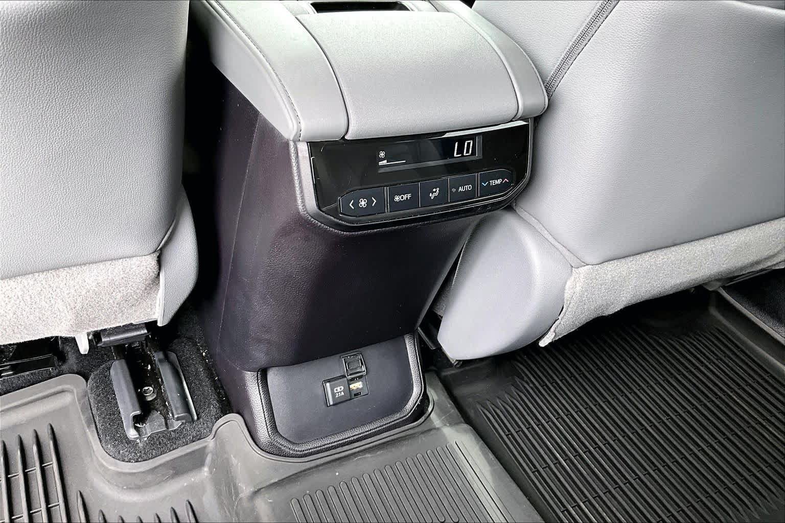 Used 2021 Toyota Highlander XLE AWD/4WD image 34