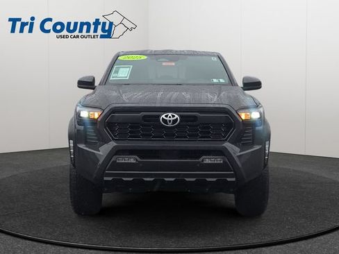 Used 2025 Toyota Tacoma TRD Off-Road w/ TRD Off Road Upgrade Package AWD/4WD image 2