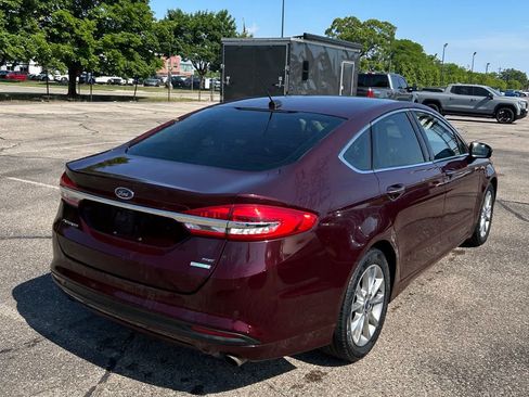 Used 2017 Ford Fusion SE w/ Fusion SE Technology Package FWD image 3