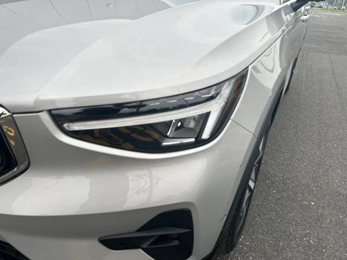 Certified 2025 Volvo XC40 B5 Plus AWD/4WD image 8