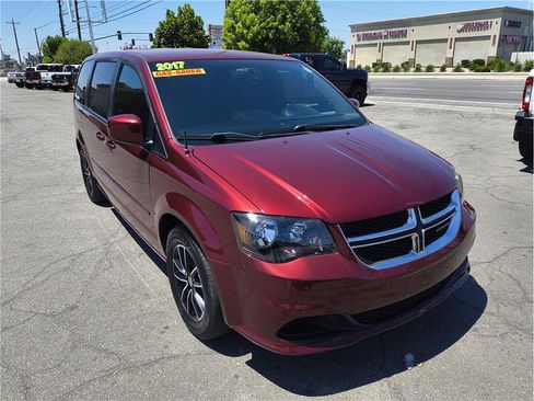 Used 2017 Dodge Grand Caravan SE FWD image 2