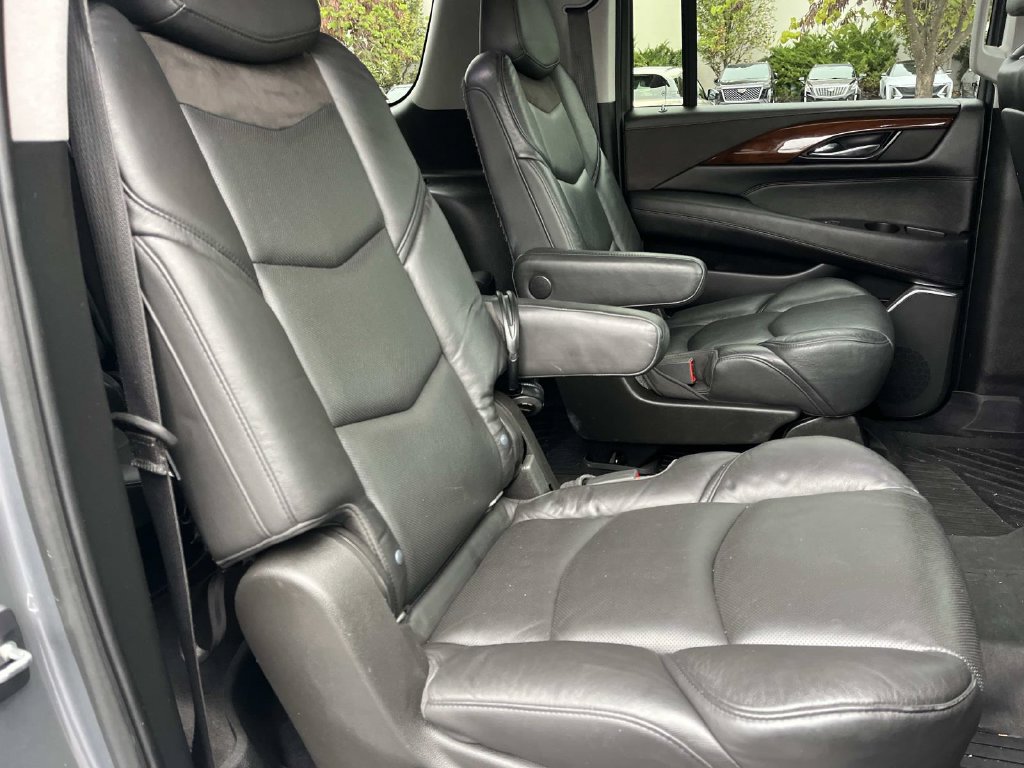 Used 2020 Cadillac Escalade ESV Premium Luxury w/ Escalade Sport Edition AWD/4WD image 29