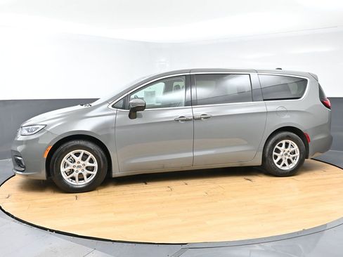 Used 2023 Chrysler Pacifica Touring-L FWD image 53