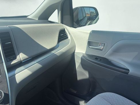 Used 2019 Toyota Sienna LE FWD image 12