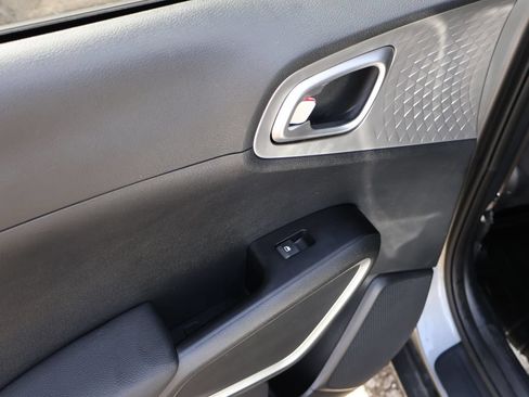 Used 2025 Kia Soul LX FWD image 9