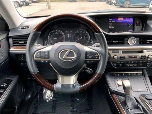 Used 2017 Lexus ES 350 w/ Luxury Package FWD image 4