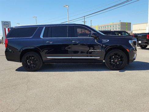 Used 2023 GMC Yukon XL Denali image 12