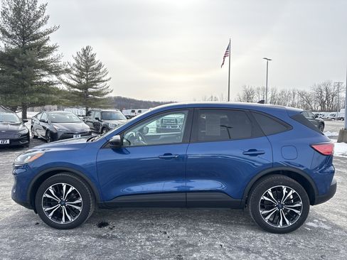 Used 2022 Ford Escape SE w/ SE Sport Appearance Package image 2