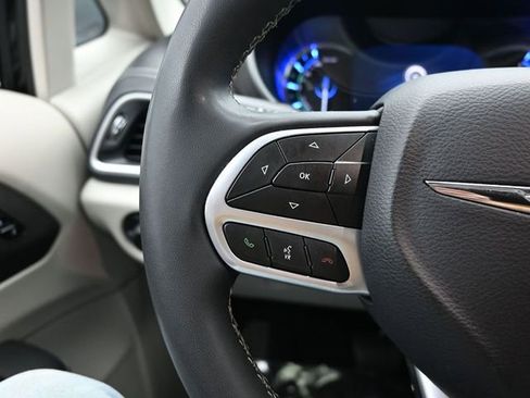 Used 2024 Chrysler Pacifica Limited FWD image 18