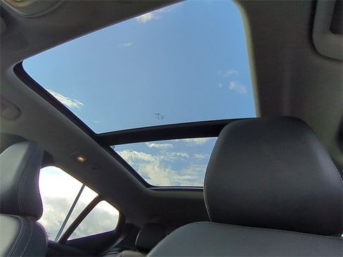 Used 2025 Volvo XC40 B5 Plus image 8