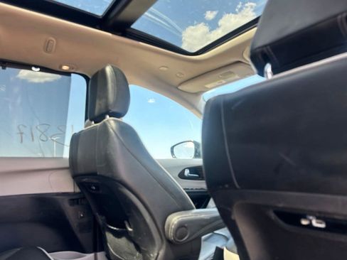 Used 2023 Chrysler Pacifica Limited FWD image 32