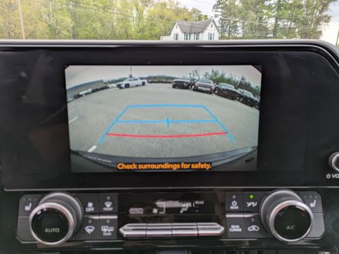 Used 2023 Toyota Highlander XLE AWD/4WD image 12
