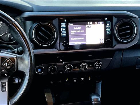 Used 2019 Toyota Tacoma TRD Sport w/ Technology Package image 7