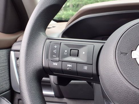 Used 2023 Nissan Rogue S AWD/4WD image 25