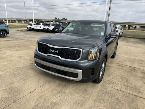 Used 2024 Kia Telluride LX image 3