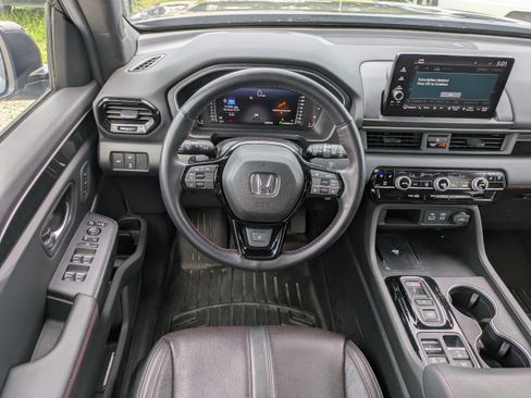 Used 2025 Honda Pilot Black Edition image 15