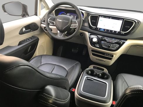 Used 2024 Chrysler Pacifica Touring-L image 5