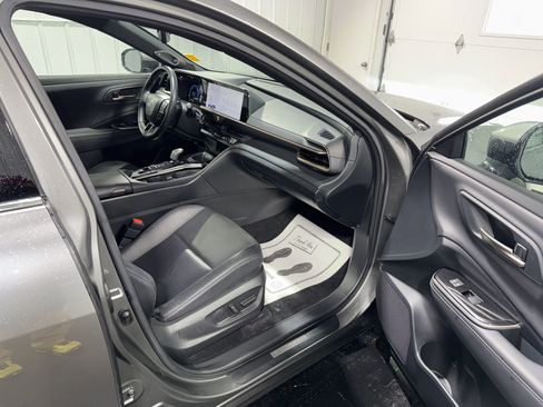 Used 2024 Toyota Crown Limited image 10