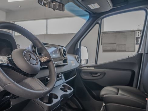 Used 2025 Mercedes-Benz Sprinter 2500 image 7