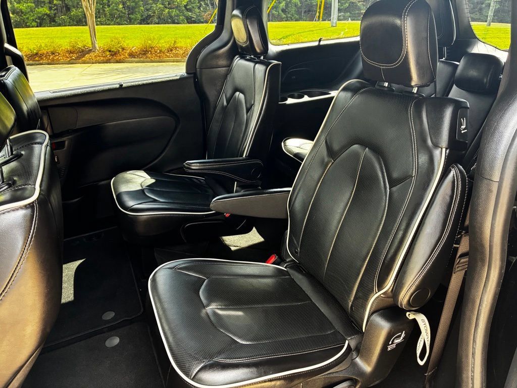 Used 2025 Chrysler Pacifica Limited FWD image 10