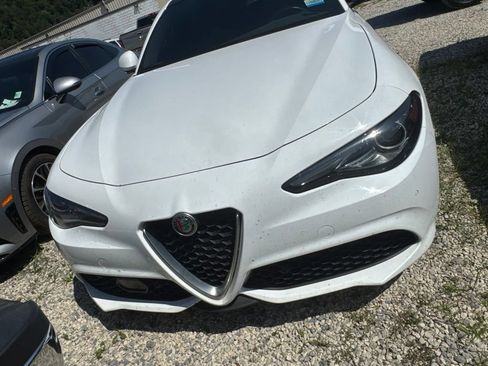 Used 2022 Alfa Romeo Giulia Ti AWD/4WD image 3