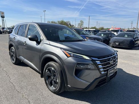 Used 2024 Nissan Rogue SV image 1