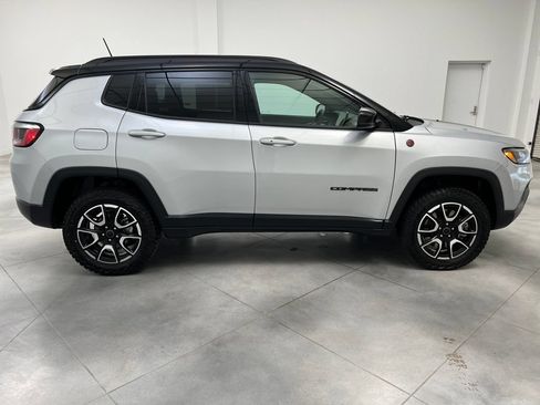 Used 2025 Jeep Compass Trailhawk AWD/4WD image 10