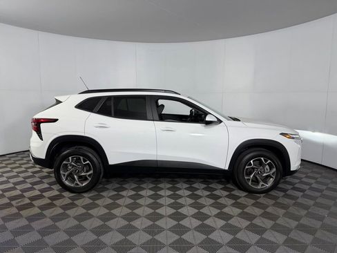 Used 2025 Chevrolet Trax LT FWD image 5