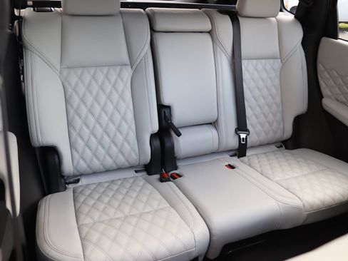 Used 2025 Mitsubishi Outlander 4WD Plug-In Hybrid image 8