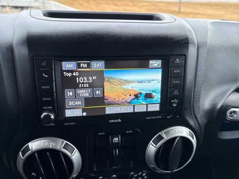 Used 2017 Jeep Wrangler Unlimited Sahara w/ Connectivity Group image 19