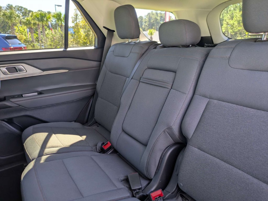 Used 2025 Ford Explorer Active AWD/4WD image 15